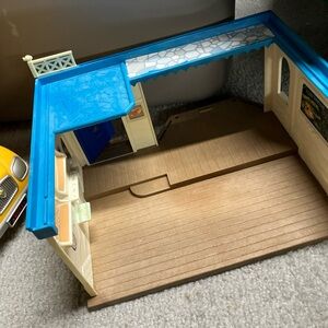 SYLVANIAN FAMILIES SEASIDE RESTAURANT BUILDING ONLY— GC